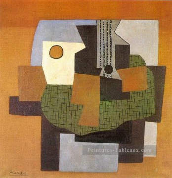 Guitare compotier et tableau sur une table 1921 cubisme Pablo Picasso Peinture à l'huile